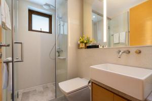 三亚Haiyun Island - Mid-Levels Peninsula Future Water World 2 bedrooms, 2 bathrooms and 1 living room luxury apartment suite的配有马桶、水槽和淋浴的浴室