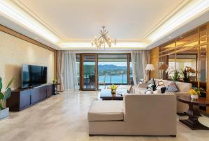 三亚Haiyun Island - Mid-Levels Peninsula Future Water World 2 bedrooms, 2 bathrooms and 1 living room luxury apartment suite的带沙发和电视的客厅