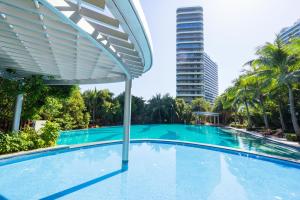 Haiyun Island - Mid-Levels Peninsula Future Water World 2 bedrooms, 2 bathrooms and 1 living room luxury apartment suite内部或周边的泳池