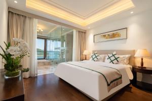 三亚Haiyun Island - Mid-Levels Peninsula Future Water World 2 bedrooms, 2 bathrooms and 1 living room luxury apartment suite的一间带大床和窗户的白色卧室