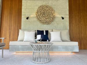ein Wohnzimmer mit Sofa und Tisch in der Unterkunft Cape Pakarang Wow Wild Wellness Escapes in Khao Lak