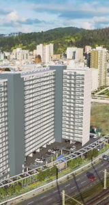 a large building in a city with a highway at Departamento céntrico, acogedor y bien equipado in Concepción