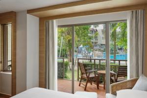 Der Swimmingpool an oder in der Nähe von Phuket Marriott Resort & Spa, Merlin Beach