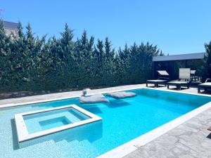 Bazén v ubytovaní Olivujoj Villajoj - Deluxe Villa with Detached Pool House alebo v jeho blízkosti