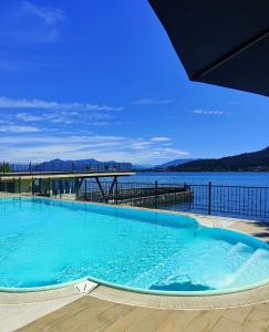 una grande piscina blu accanto a un corpo d'acqua di Scarlet Flower - Lago Maggiore a Meina Altre 49 foto