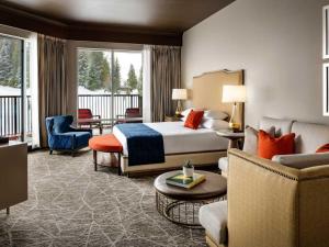 een hotelkamer met een bed en een woonkamer bij The Josie Hotel, Autograph Collection in Rossland +66 foto's