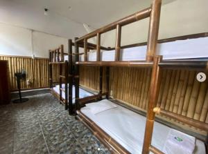 Letto o letti a castello in una camera di Backpacker Kawah Ijen