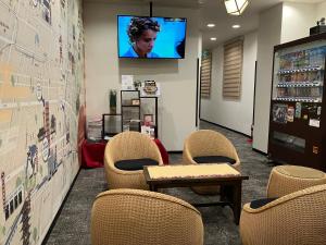 TV a/nebo společenská místnost v ubytování HOTEL LiVEMAX Kyoto Ekimae