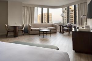 Marriott Long Beach Downtown客房内的一张或多张床位