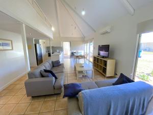 Televisyen dan/atau pusat hiburan di Osprey Holiday Village Unit 105