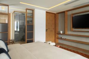 Llit o llits en una habitació de 慢境Slow Land半山海景花园酒店