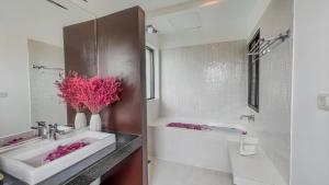 un baño con lavabo y bañera en The Calm Oasis, en Siem Reap