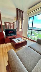 Телевизор и/или развлекательный центр в EzraAvenue Homesuites - NEAR IMAGO MALL KOTA KINABALU CITY
