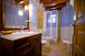 A bathroom at Alén do Mis - Hotel Rural Még 37 kép