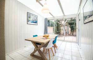 ein Esszimmer mit einem Holztisch und blauen Stühlen in der Unterkunft Malebranche - Maison en hypercentre avec cour in Amboise + 7 Fotos