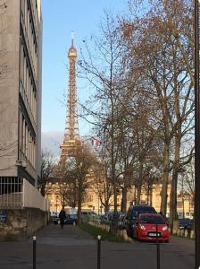 un'auto rossa parcheggiata davanti alla torre Eiffel di studio pour deux face a la tour Eiffel a Parigi