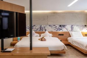 Llit o llits en una habitació de 慢境Slow Land半山海景花园酒店