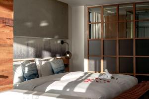 Llit o llits en una habitació de 慢境Slow Land半山海景花园酒店