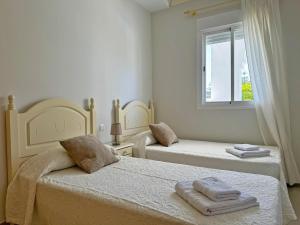 une chambre avec deux lits et une fenêtre dans l'établissement Apartamento Playa Ballena - Ole Solutions, à Costa Ballena