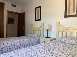 Łóżko lub łóżka w pokoju w obiekcie Apartamento Galeón - Ole Solutions