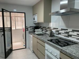 kuchnia ze zlewem i blatem w obiekcie Apartamento Galeón - Ole Solutions w mieście El Puerto de Santa María