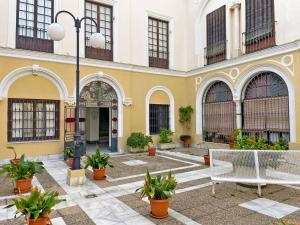 a courtyard of a building with potted plants at Apartamento Villamarta - Ole Solutions in Jerez de la Frontera