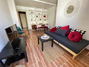 un soggiorno con un divano e un tavolo di Apartamento La Paquera - Ole Solutions a Jerez de la Frontera