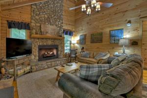 Χώρος καθιστικού στο Cozy Creekside Cabin