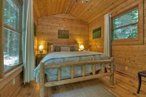 Ένα ή περισσότερα κρεβάτια σε δωμάτιο στο Cozy Creekside Cabin