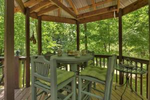 Κήπος έξω από το Cozy Creekside Cabin