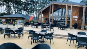Restaurace v ubytování MH T003 3 chambres 38m2 année juin 2021 Clim TV lave vaisselle dans camping 4 étoiles