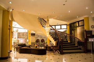 ein Wohnzimmer mit Treppe in einem Haus in der Unterkunft Crown Royale Hotel in Balanga