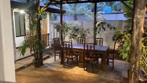 un tavolo e sedie di legno su un patio di Ceylon Beach haven Uppuveli a Trincomalee