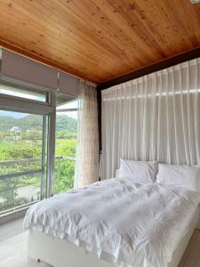 Katil atau katil-katil dalam bilik di Suitable for deer forest villa