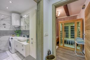 GribljeにあるMerry's Spa and Relax House - Happy Rentalsの洗面台と洗濯機を備えたバスルーム