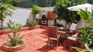 ベレス・マラガにあるCASA MARのテーブルと椅子のあるパティオ