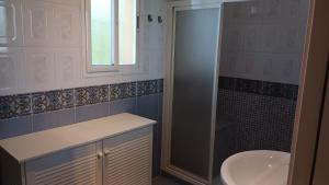 ベレス・マラガにあるCASA MARの洗面台、トイレ、窓のあるバスルーム +18枚の写真