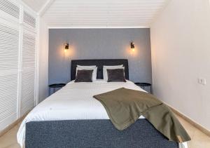 A bed or beds in a room at Villa Victoria With Heated Pool