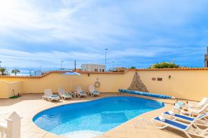 basen z leżakami i parasolem w obiekcie Villa Victoria With Heated Pool w mieście Callao Salvaje