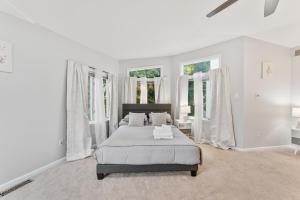 Ένα ή περισσότερα κρεβάτια σε δωμάτιο στο Patio Paradise Stylish 3BR Home with Gaming Room