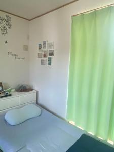 岐阜市にあるB&B legareの小さなベッドルーム(ベッド1台、緑のカーテン付) +35枚の写真