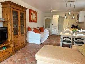 a living room with a bedroom with a bed and a tv at Fewo Nähe Vareler Hafen auch mit Hund in Varel
