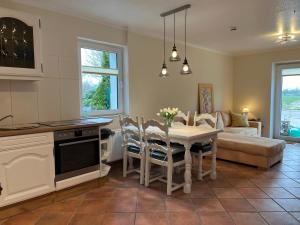 a kitchen and living room with a table and a couch at Fewo Nähe Vareler Hafen auch mit Hund in Varel