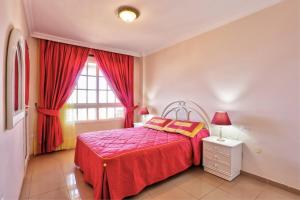 A bed or beds in a room at Amazing View Apt By Dream Homes Tenerife