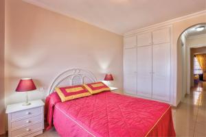 A bed or beds in a room at Amazing View Apt By Dream Homes Tenerife