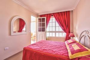 A bed or beds in a room at Amazing View Apt By Dream Homes Tenerife