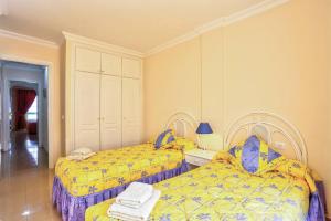 A bed or beds in a room at Amazing View Apt By Dream Homes Tenerife