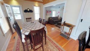una sala da pranzo con un tavolo e un divano di Northside Hideaway Exquisite1-Bedroom House, Quiet Street, a Bozeman Altre 7 foto