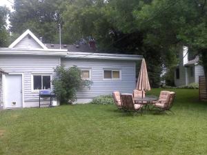 un tavolo e sedie nel cortile di una casa di Northside Hideaway Exquisite1-Bedroom House, Quiet Street, a Bozeman