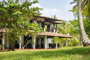 a house in the middle of a yard at Villa Ocean's Edge in Ranna